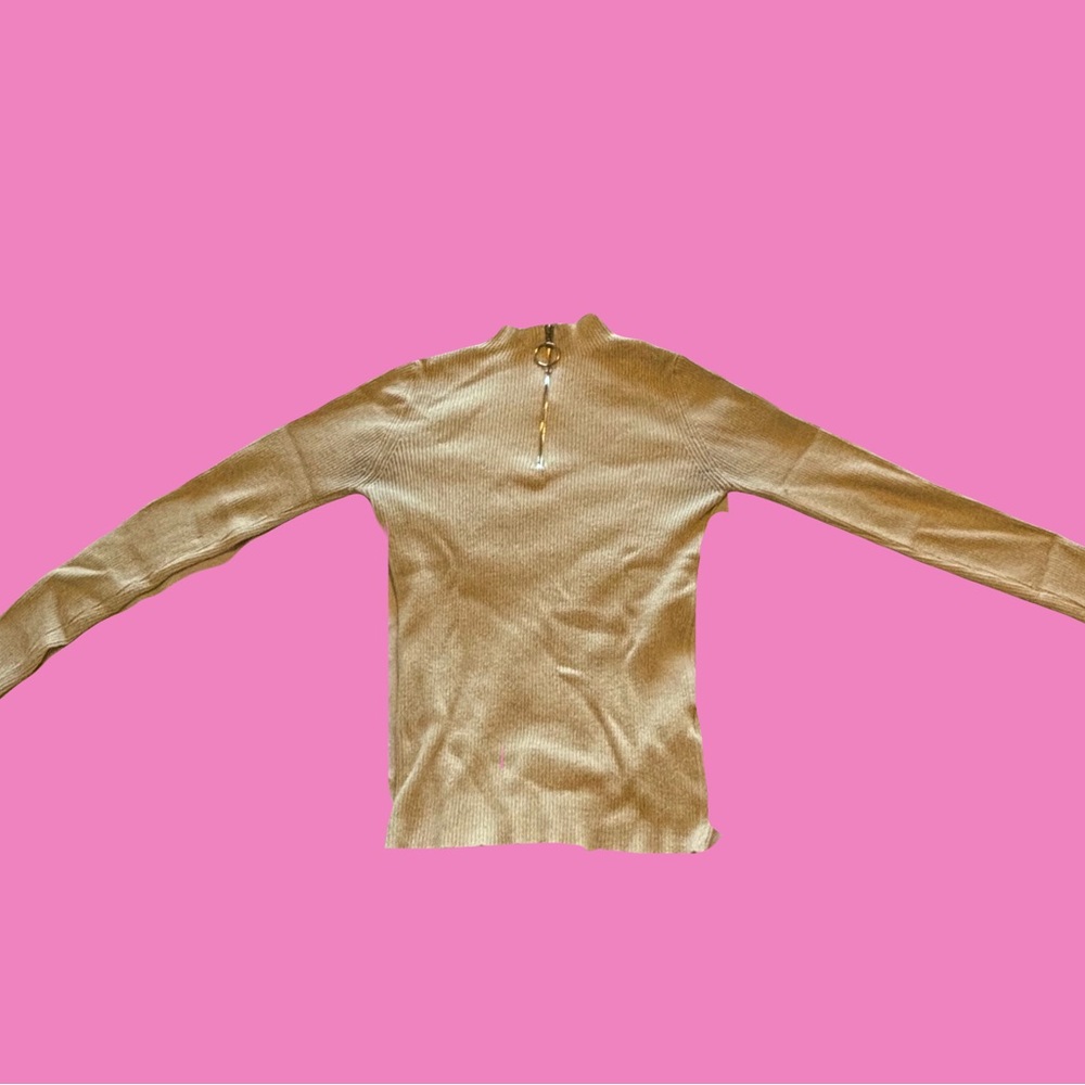 Quarter zip knit ribbed white sweater with circle zipper